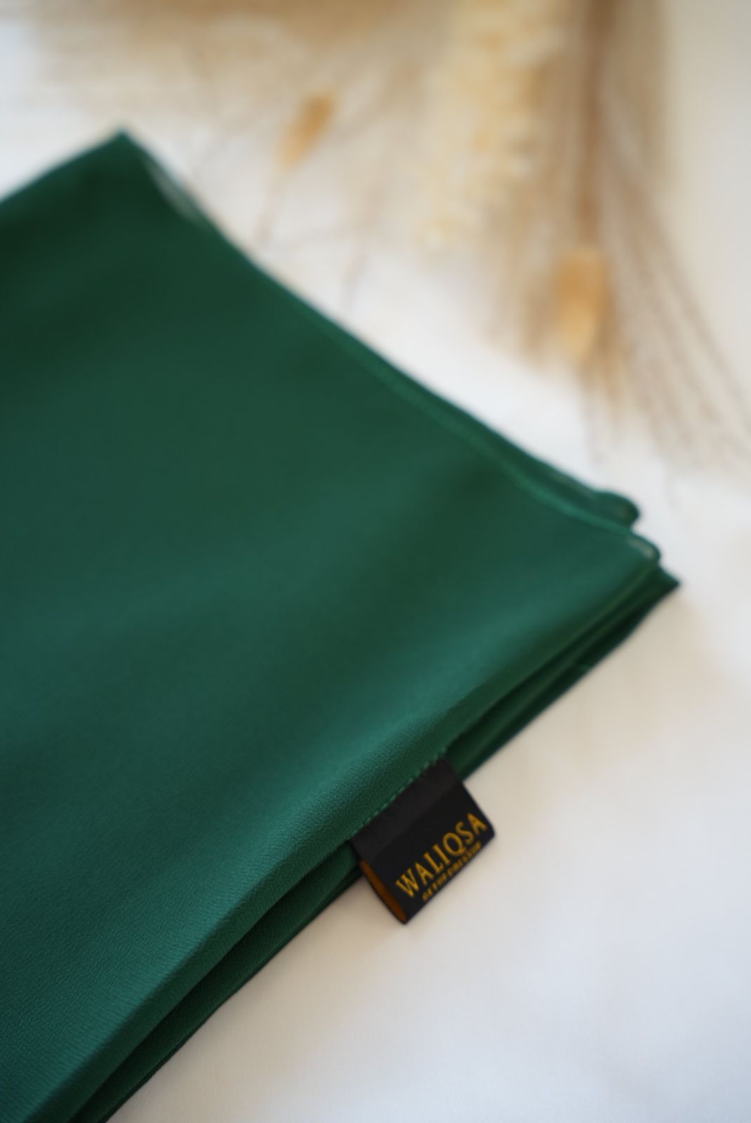 Green bubble chiffon hijab from Waliqsa – breathable, modest, and pin-free.